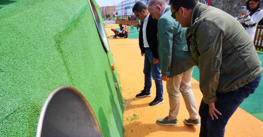 Imaxe da visita do portavoz popular na Coruña ao parque Os Pelamios