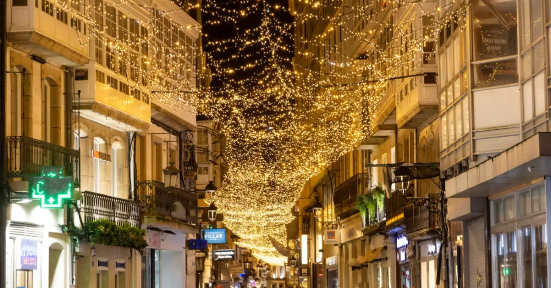 Imaxe das luces de Nadal na rúa Real da Coruña