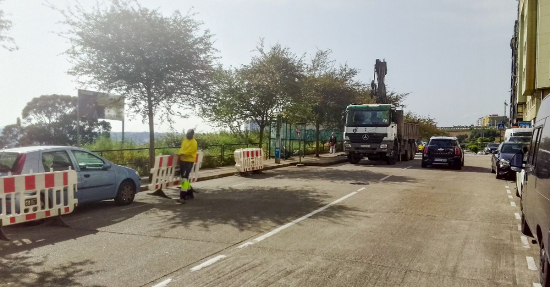 Imaxe das obras na parada de autobús da rúa Curtis no Castrillón