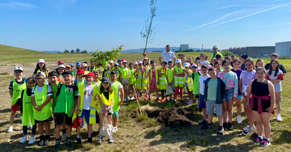 Imaxe de escolares de Curtis plantando árbores polo Día Mundial do Medio Ambiente