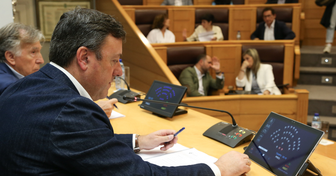 Imaxe do presidente Valentín González Formoso durante o pleno da Deputación