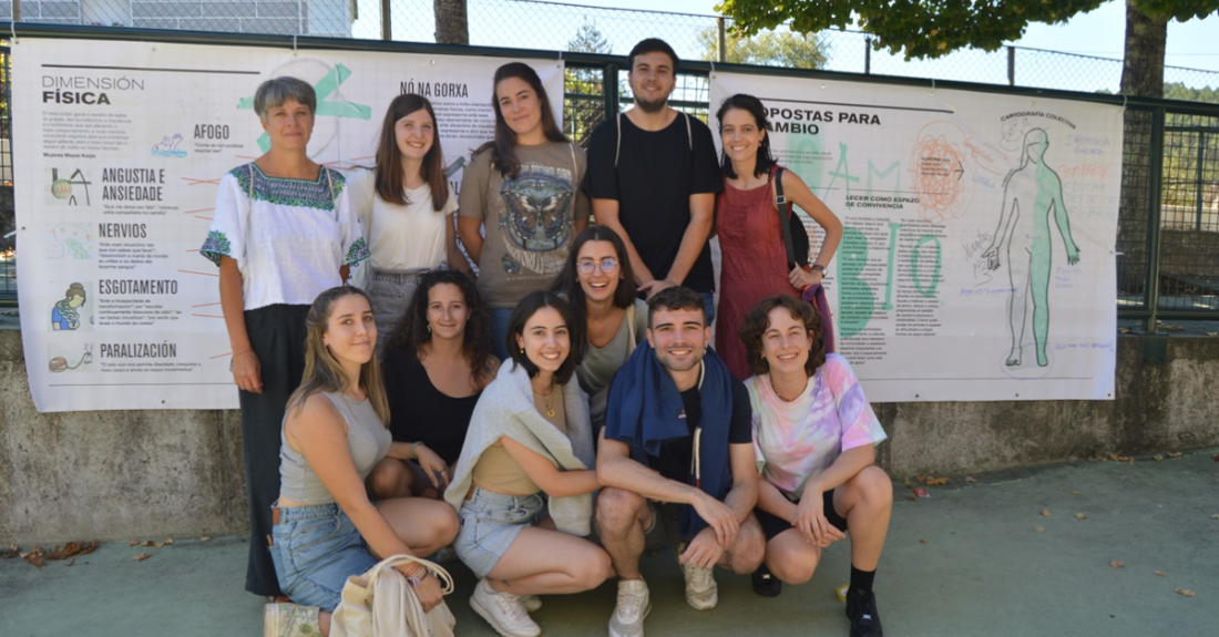 Imaxe dos alumnos participantes na iniciativa 'Cartografía corporal_ dos discursos de odio a un lecer compartido' da Facultade de Ciencias da Educación