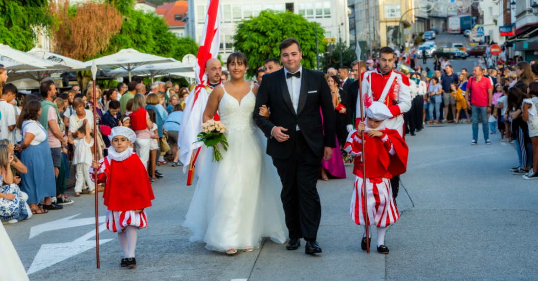 O representante da festas San Roque 2023 Rodrigo Campos Cupeiro encabezando o desfile do 14 de agosto de 2023