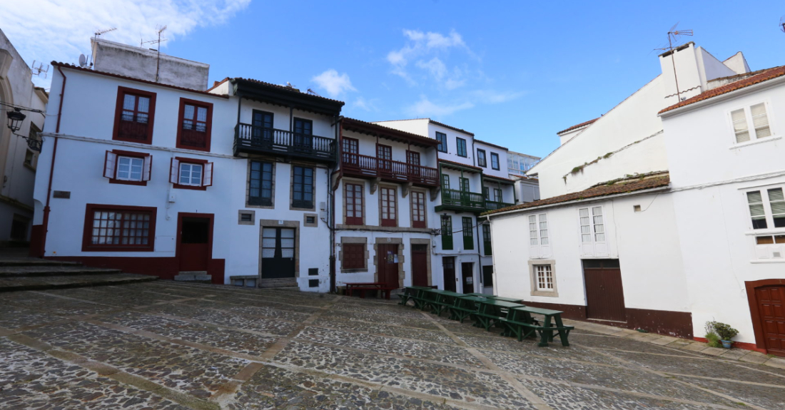Praza de Fernán Pérez Andrade _O Bo_ situada no casco histórico de Betanzos