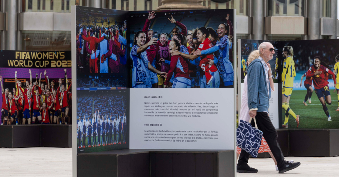 Imaxe da exposición ‘El viaje hacia la estrella’ no Obelisco da Coruña