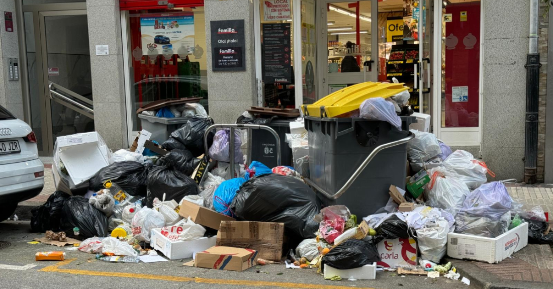 Imaxe do lixo na Courña diante dun supermercado