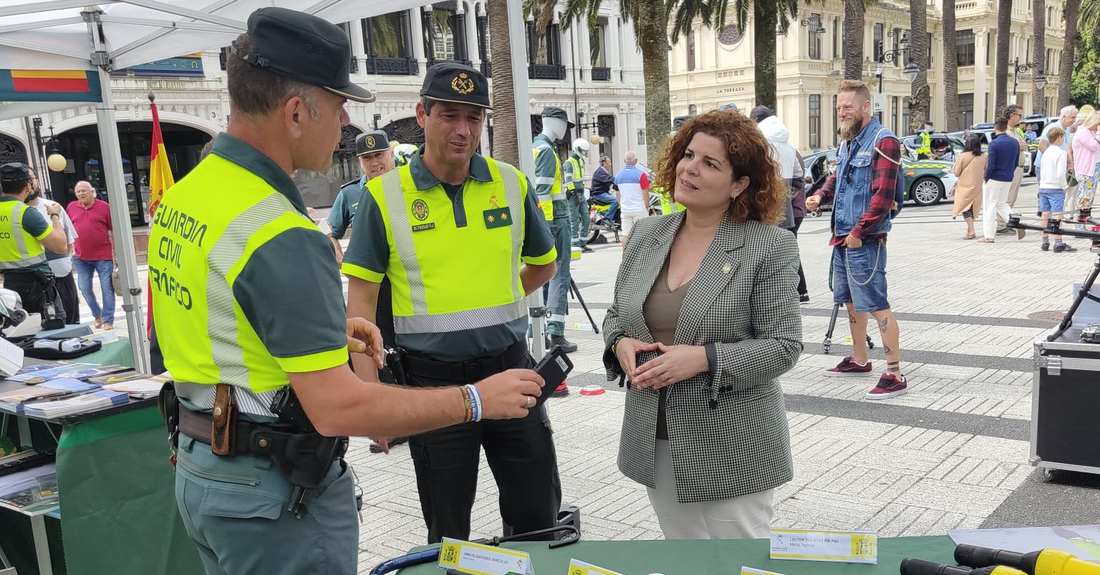 a subdelegada e os policias no 65 aniversario da garda civil de trafico