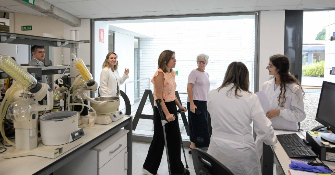 Imaxe da visita ao laboratorio de medio ambiente