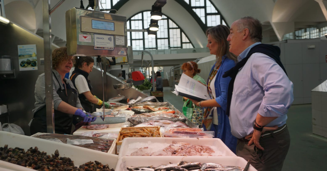 Imaxe da visita do PP da Coruña ao Mercado de San Agustín