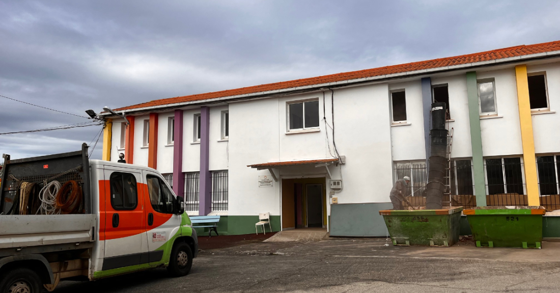 Imaxe das obras da antiga escola de Carnoedo en Sada