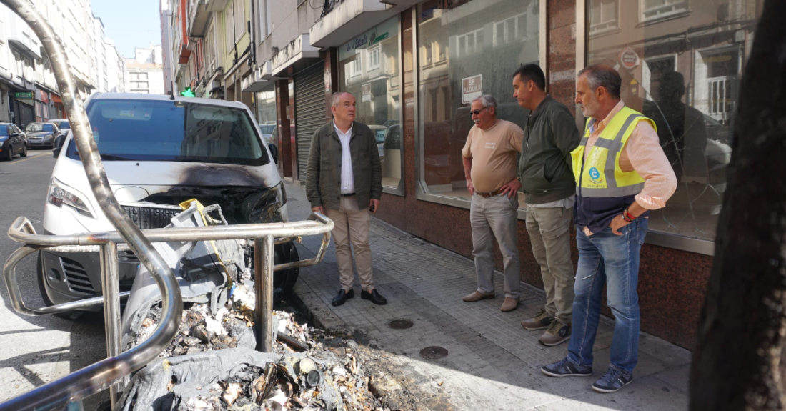 Imaxe de Miguel Lorenzo visitndo un conteñedor de lixo queimado