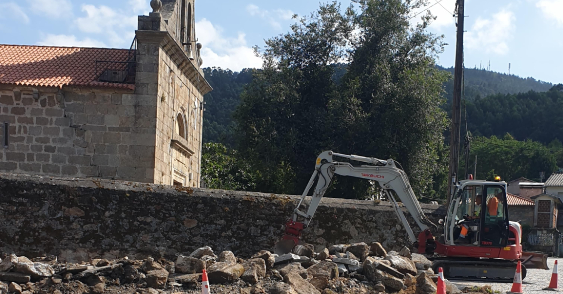 Imaxe das obras ao carón da da igrexa de Santa María de Celas e da Torre de Celas