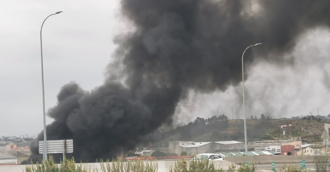 Incendio no polígono da Grela, imaxe cedida de @belen_prego