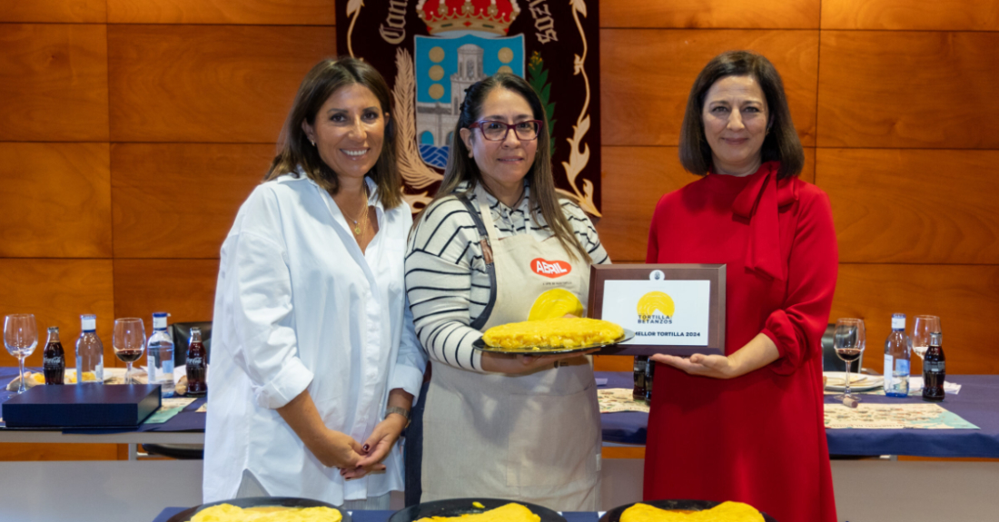 A alcaldesa María Barral e a concelleira de festas Ángeles Veiga xunto a Sheyla Rossana Delgado representante de Café de Segundo, local gañador da semana da tortilla 2024