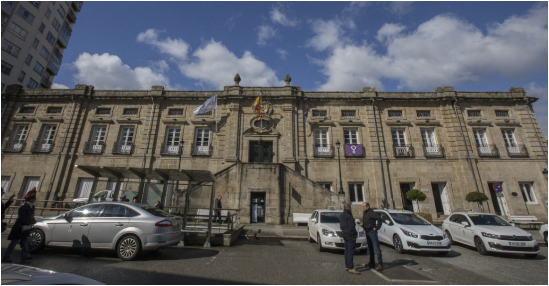 Edificio Liceo onde se sitúan os servizos administrativos do Concello de Betanzos