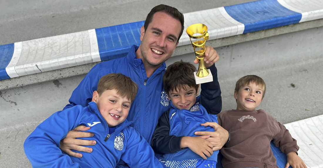 Nacho Novo, presidente do S.D. Santa Margarita con algúns dos seus xogadores-1