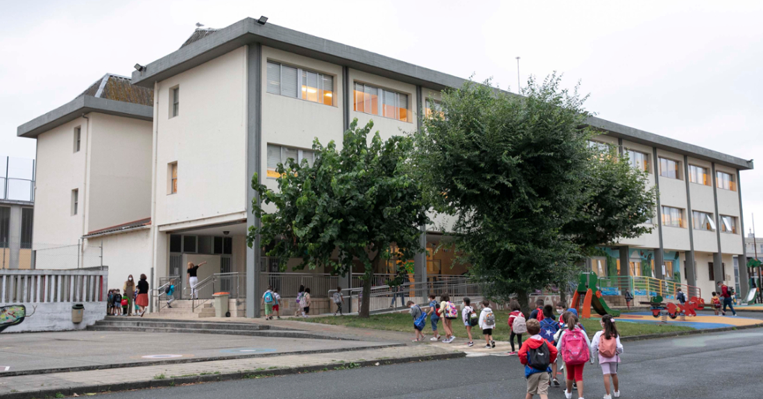 Os escolares do CEIP Víctor López Seoane, no seu percorrido ao centro educativo