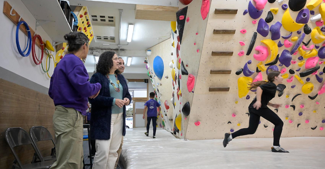 Visita de Belén do Campo al club de escalada