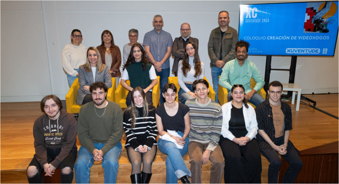 Foto de familia co alumnado premiado e membros do tribunal