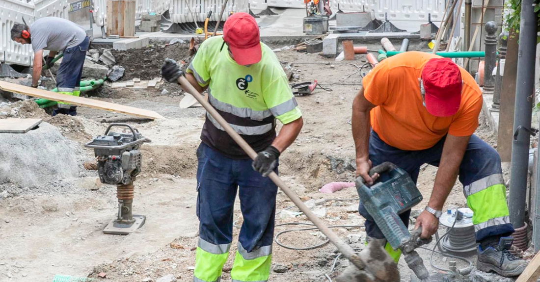 Operarios municipais, traballando en obras, nunha imaxe de arquivo