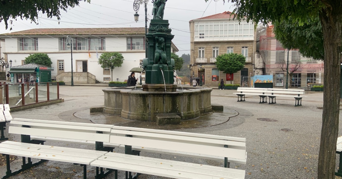 Imaxe dos bancos de cantería en la plaza García Hermanos