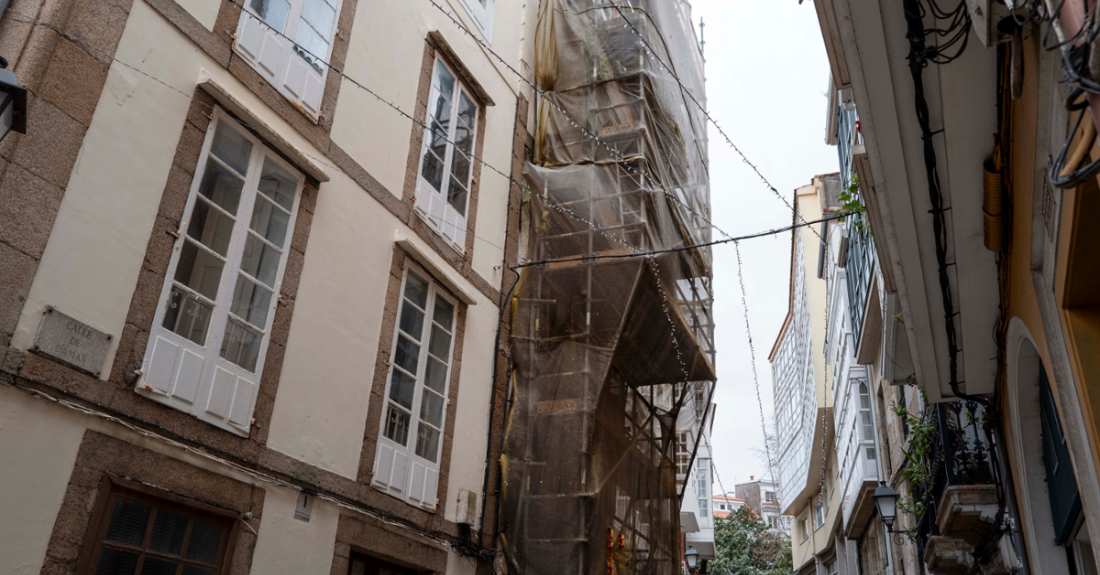 O edificio do número 3 da rúa Damas, no barrio da Cidade Vella