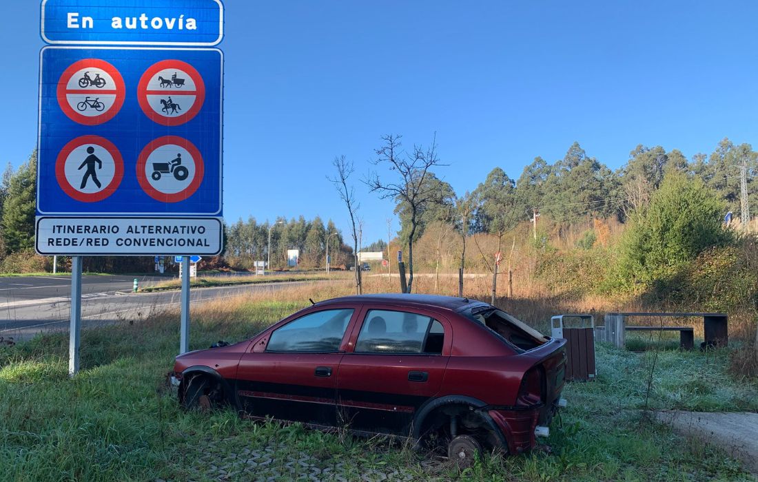 CARRAL vehículo abandonado