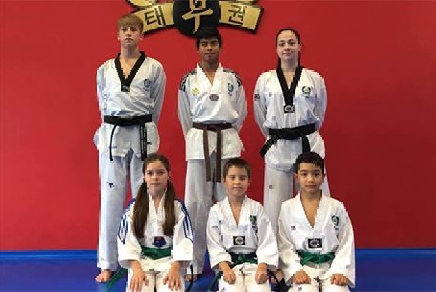 Deportistas da escola Moo Duk Kwan en Moaña.