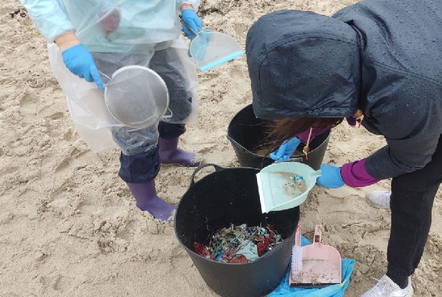 limpeza pellets granulados plasticos praias 1