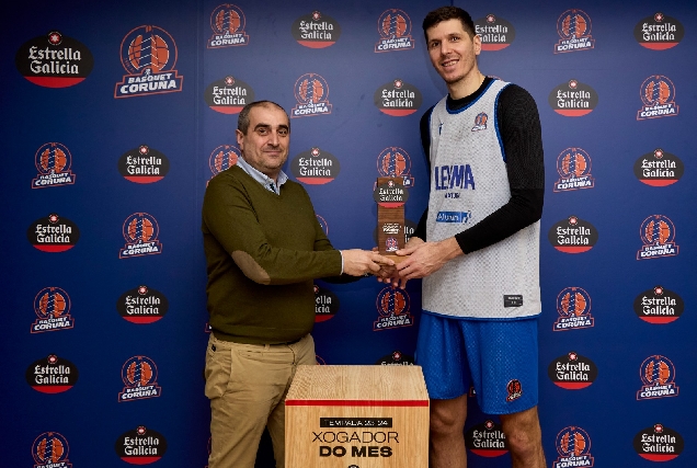 Goran recollendo a premio xogador Estrella Galicia do mes de xaneiro