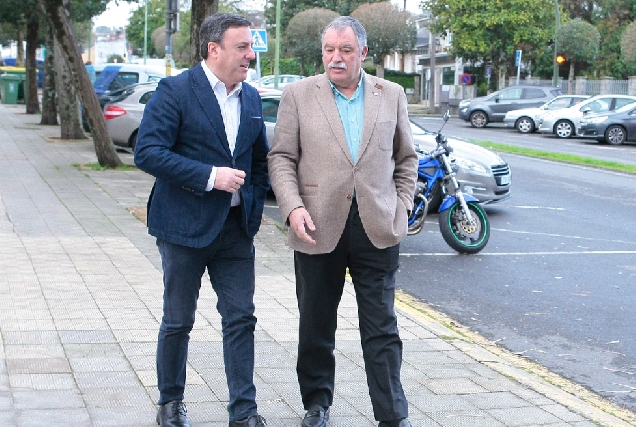O presidente da Deputación da Coruña, Valentín González Formoso e o alcalde de Oleiros nunha visita este martes a Santa Cristina