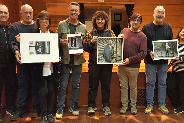 O xurado do concurso xunto a compoñentes da xunta directiva de Cultura Aberta de Carral coas obras gañadoras