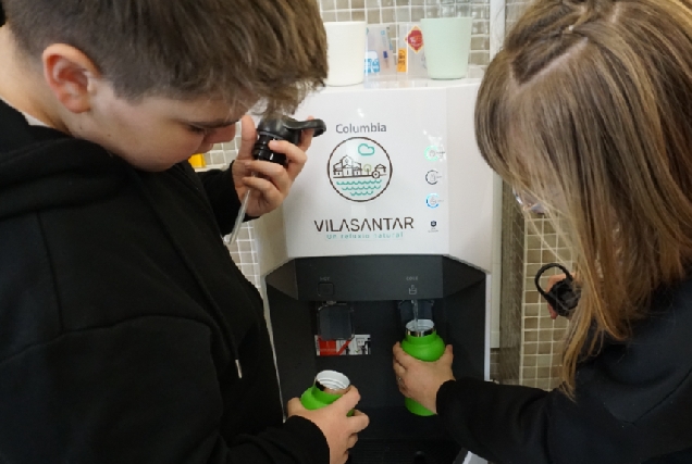 Estudantes do CEIP de Présaras de Vilasantar facendo uso dos dispensadores de auga