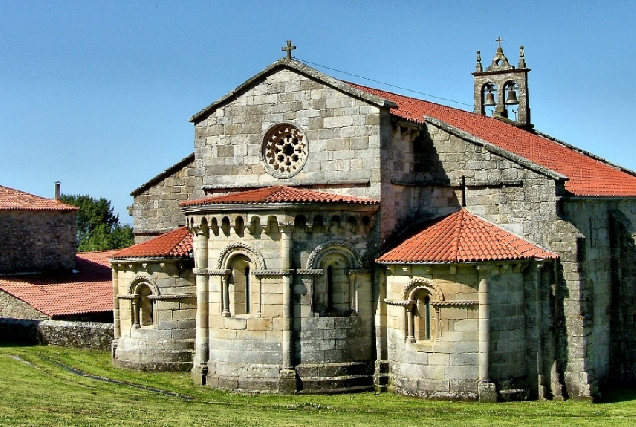Imaxe da parte traseira da Igrexa de Santa María de Mezonzo en Vilasantar