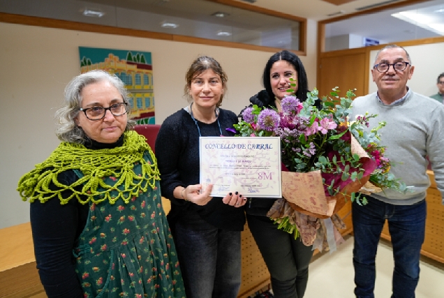 Jessica Otero, da Asociación Salvemos o Val de Barcia recibe o 'Premio 8 de marzo' do Concello de Carral
