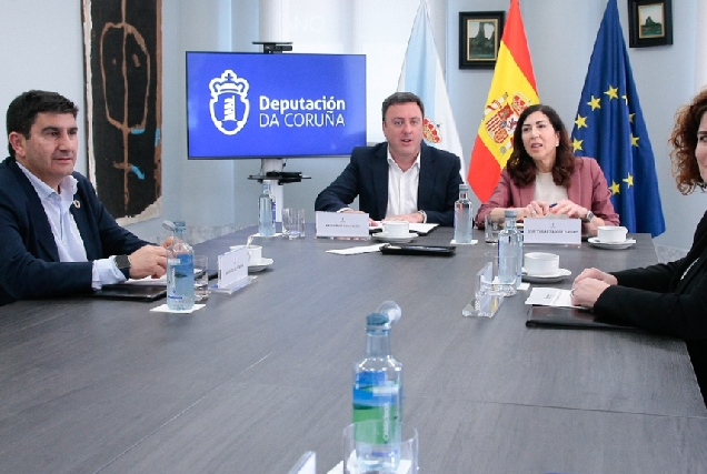 Imaxe da reunión celebrada coa Secretaria do Estado de Turismo na Deputación da Coruña