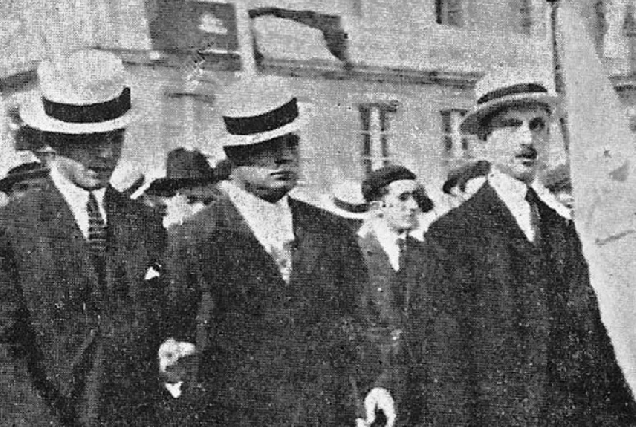 Imaxe de arquivo dos membros da Irmandade da Fala de Betanzos indo cara ao concello, 1918. O portador da bandeira é o mestre e erudito Francisco Vales Villamarín