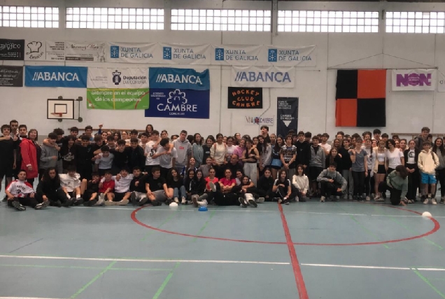 Imaxe dos alumnos de Carral e Cambre con estudantes chegados de Francia