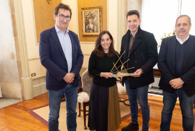 Inés Rey recibindo o premio pola organización do Gran Premio Cantones de atletismo