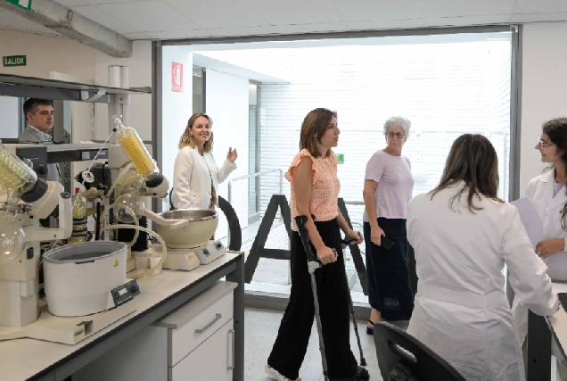 Imaxe da visita ao laboratorio de medio ambiente