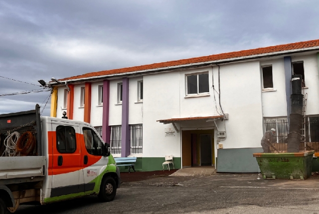 Imaxe das obras da antiga escola de Carnoedo en Sada