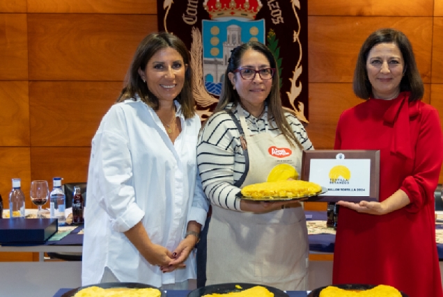 A alcaldesa María Barral e a concelleira de festas Ángeles Veiga xunto a Sheyla Rossana Delgado representante de Café de Segundo, local gañador da semana da tortilla 2024