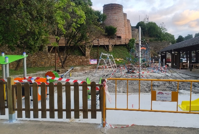 Pontenova obras parque infantil praza fornos 2025