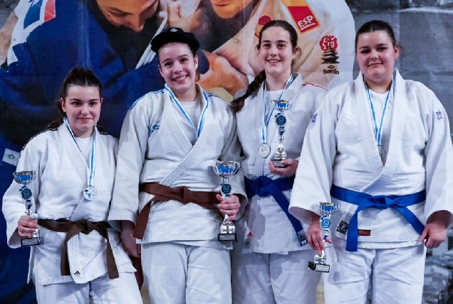 podio-escolar-cclub-marbel