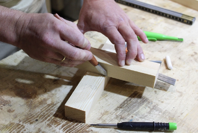 Artesan-ebanista-Madeira-a-man