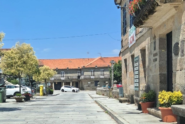 lousas-levantadas-praza-concello-de-xunqueira-de-ambia