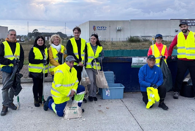 Voluntarios-de-Ribadeo-control-da-herba-da-Pampa